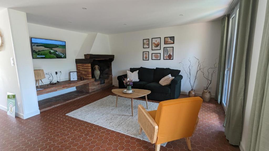 L'Aveyron depuis le jardin — © Maison au Bord de l'Aveyron