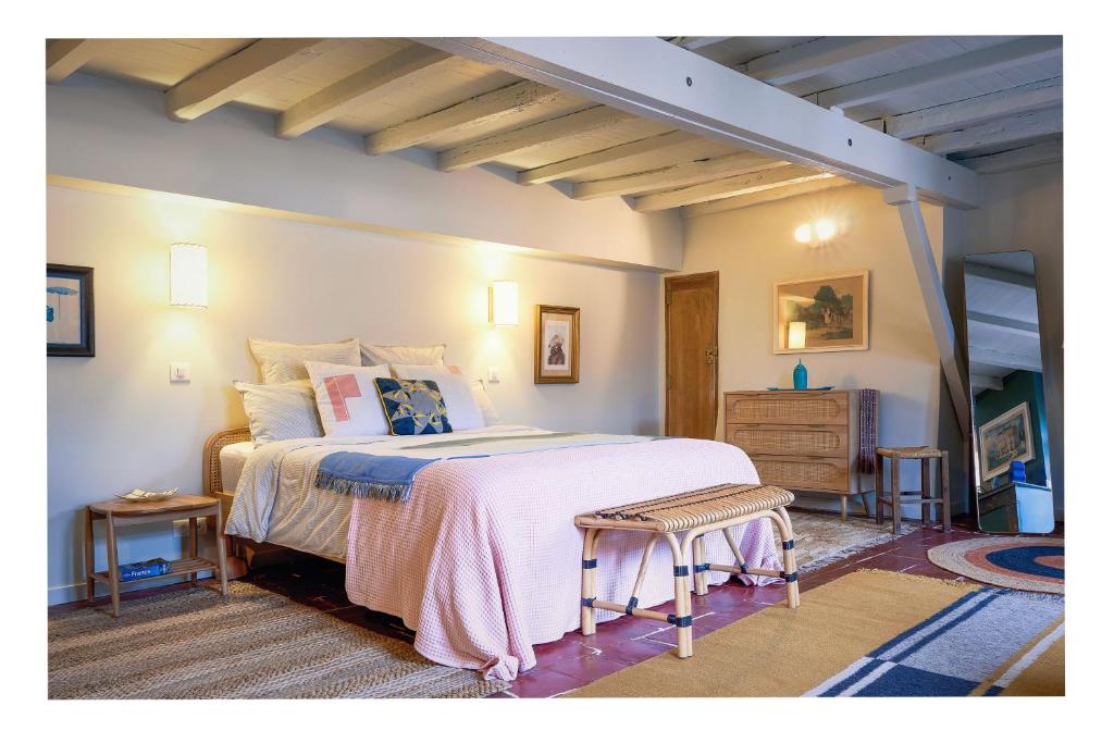 Salon-séjour, poutres apparentes — © Le Petit Balcon Bleu