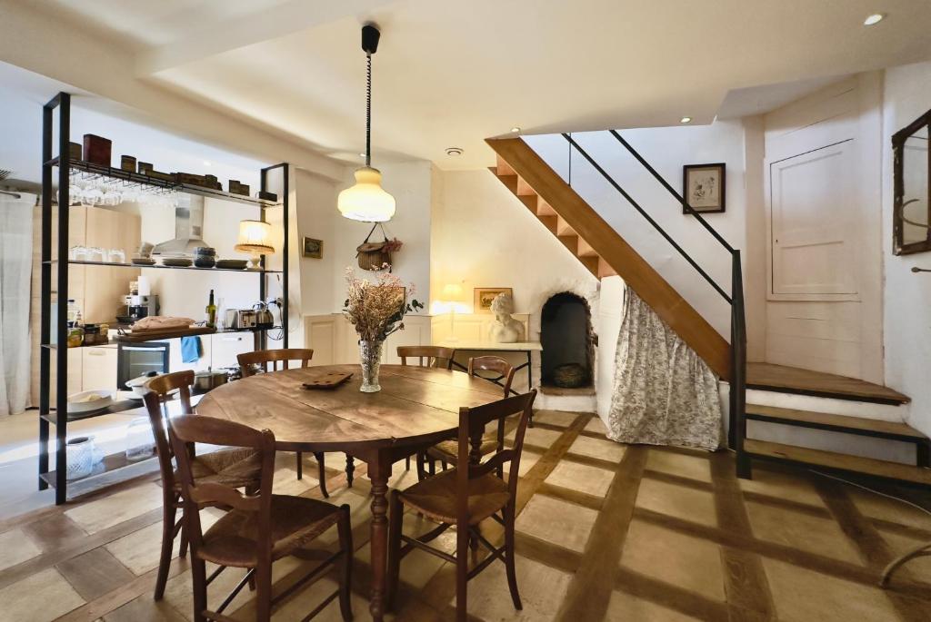 Salon-cuisine, escalier — © Art&Suites