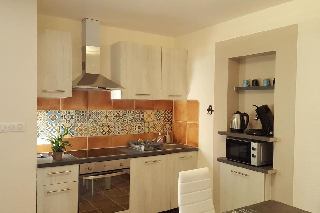 Cuisine équipée — © Appartement Piscine au Sel