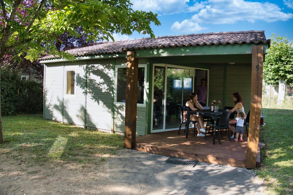Chalet et terrasse — © Les Chalets de Gaillac