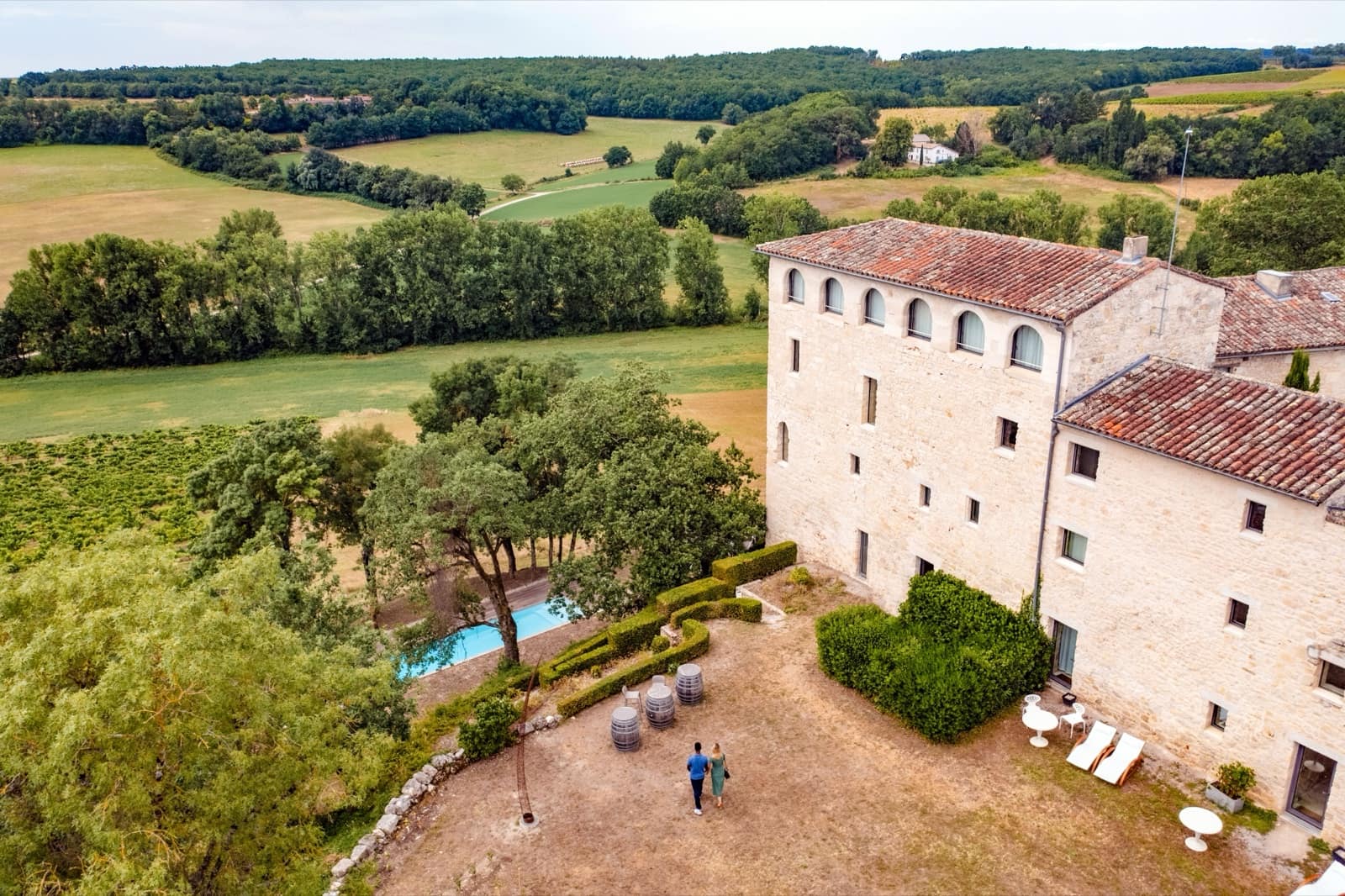 Vue aérienne du château de Salettes, sa piscine et son vignoble