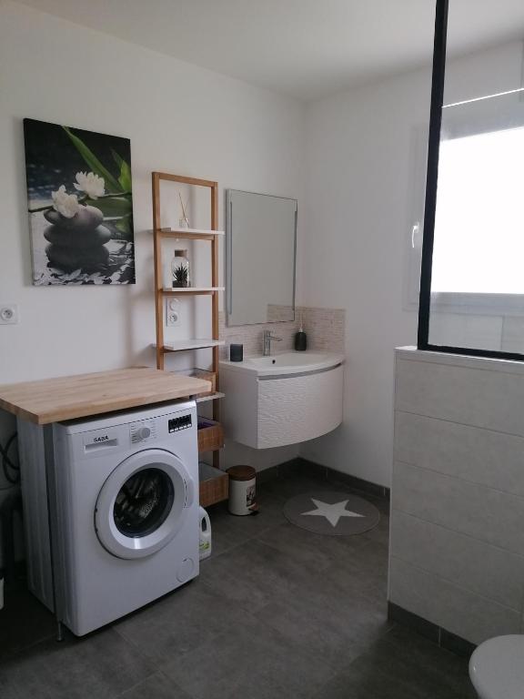 Salle de bains avec lave-linge — © Le Cherche Midi