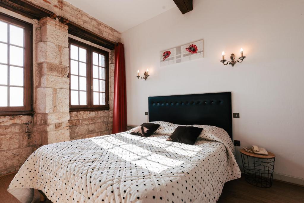 Chambre Confort, murs en pierre — © Hôtel des Consuls