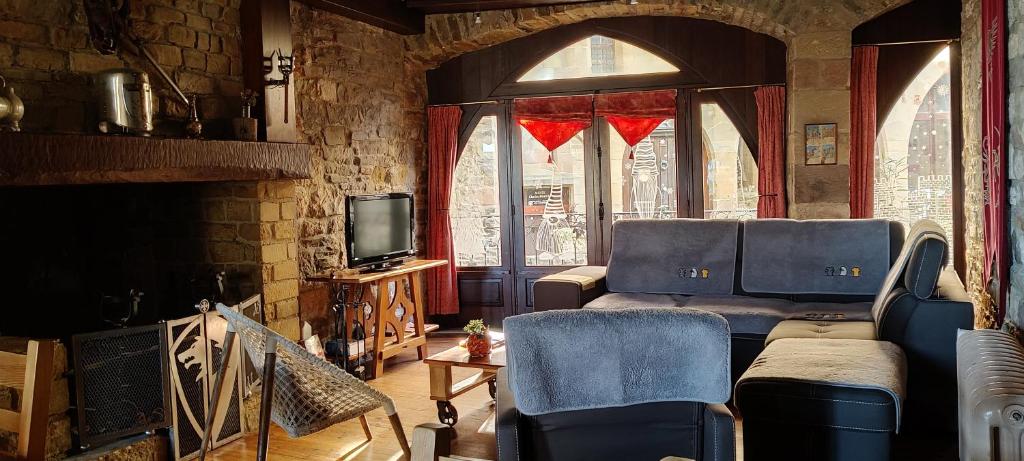 Salon, cheminée et arche — © L'Escuelle des Chevaliers