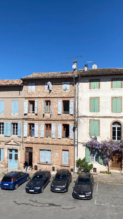 Façade sur la place — © Le Gîte d'Eugénie