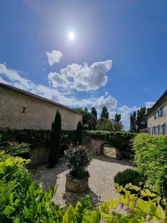 Jardin et chapelle — © Le Flacon de la Verrouille