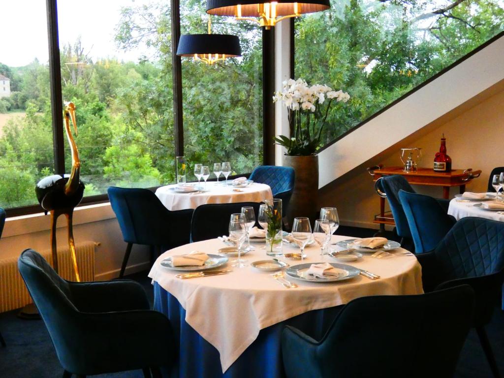 Restaurant, vue sur la rivière — © Les Gorges de l'Aveyron
