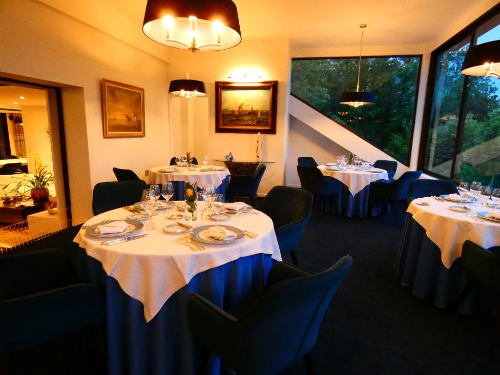 Restaurant, salle verrière — © Les Gorges de l'Aveyron