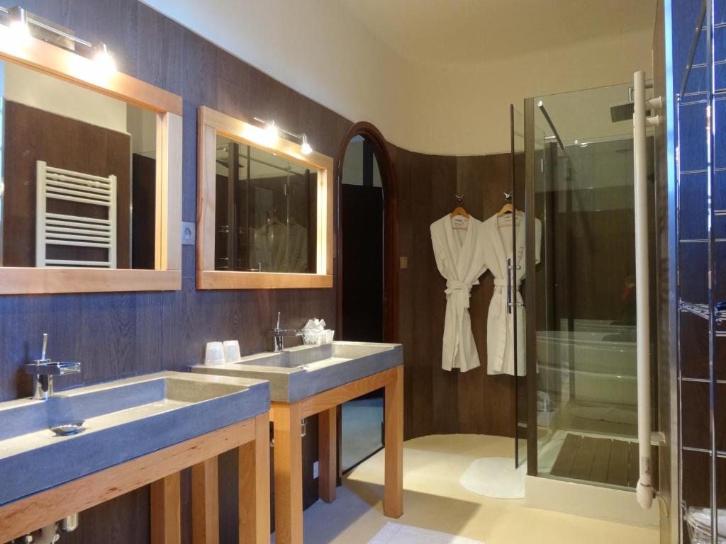 Salle de bains, chambre Deluxe — © Les Gorges de l'Aveyron