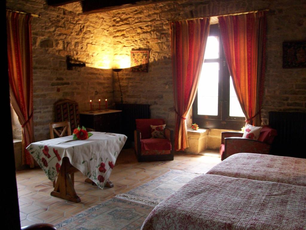 Chambre, murs en pierre et bougies — © Auberge de la Halle
