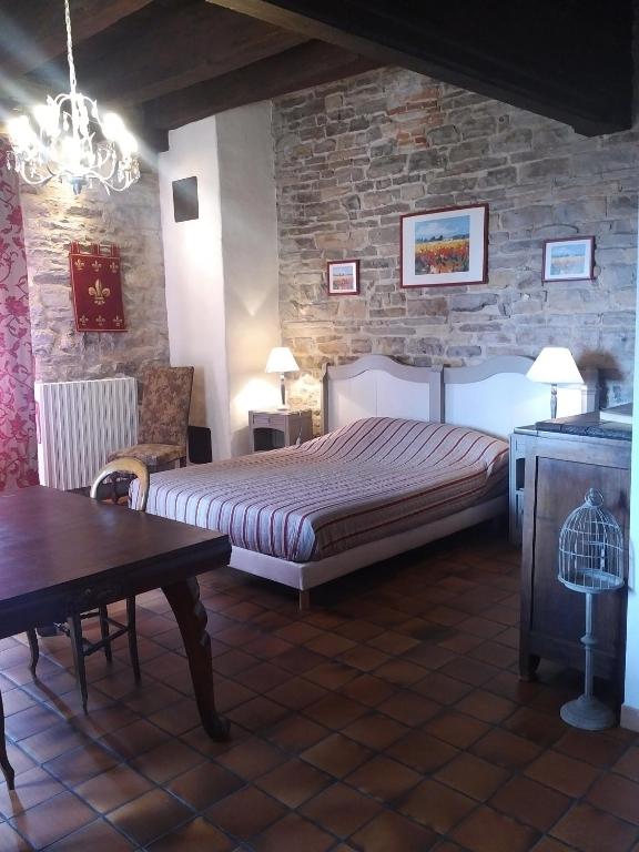 Chambre avec poutres apparentes — © Auberge de la Halle