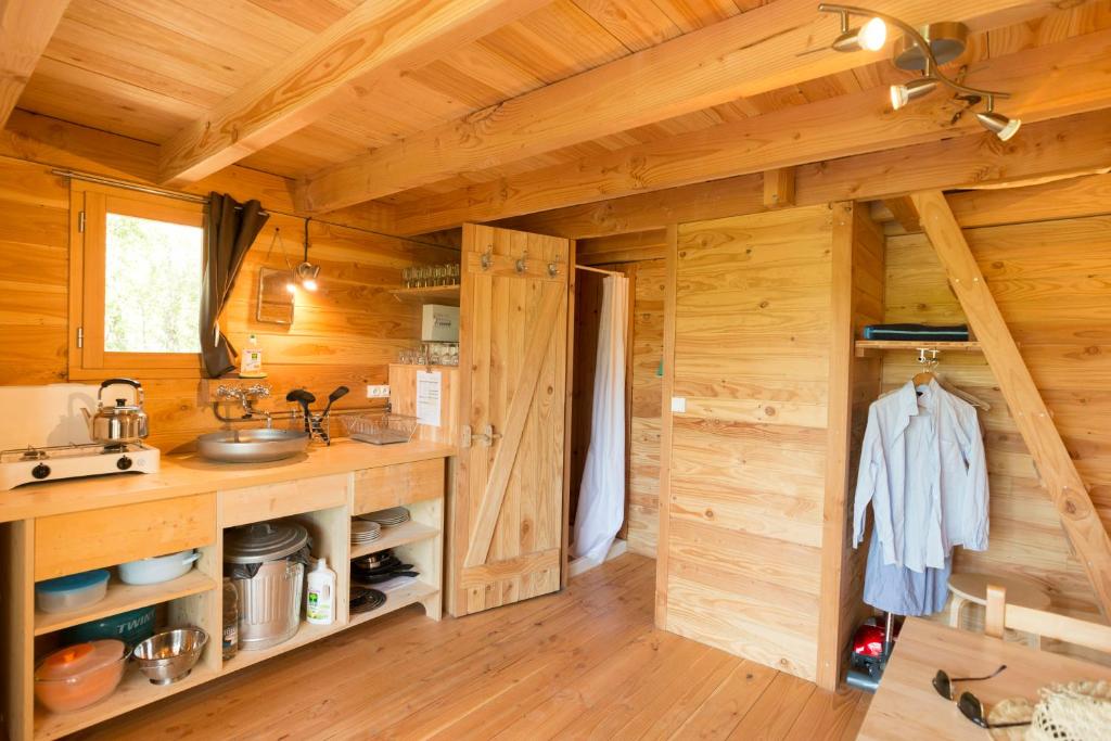 Intérieur tente trappeur — © Huttopia