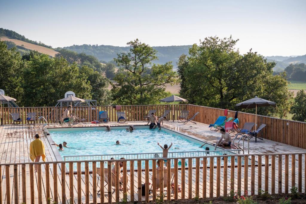 Piscine et pataugeoire vue coteaux — © Huttopia