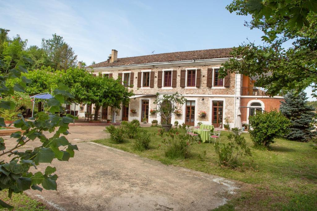 Façade et jardin — © Au Jardin des Saveurs