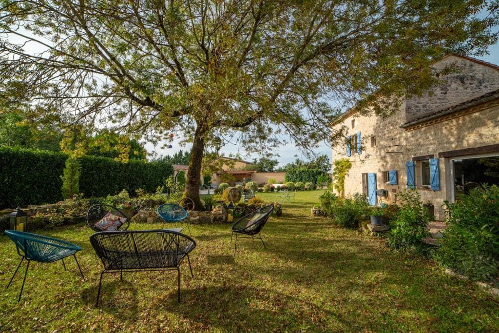 Le jardin à l'ombre du grand arbre — © L'Orée du Ciel