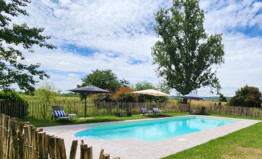 La piscine, tournée vers les vignes — © Le Manoir de Lisle