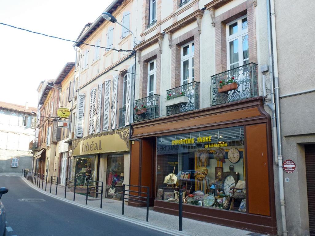 Façade, rue de la Madeleine — © Au Nid de la Madeleine