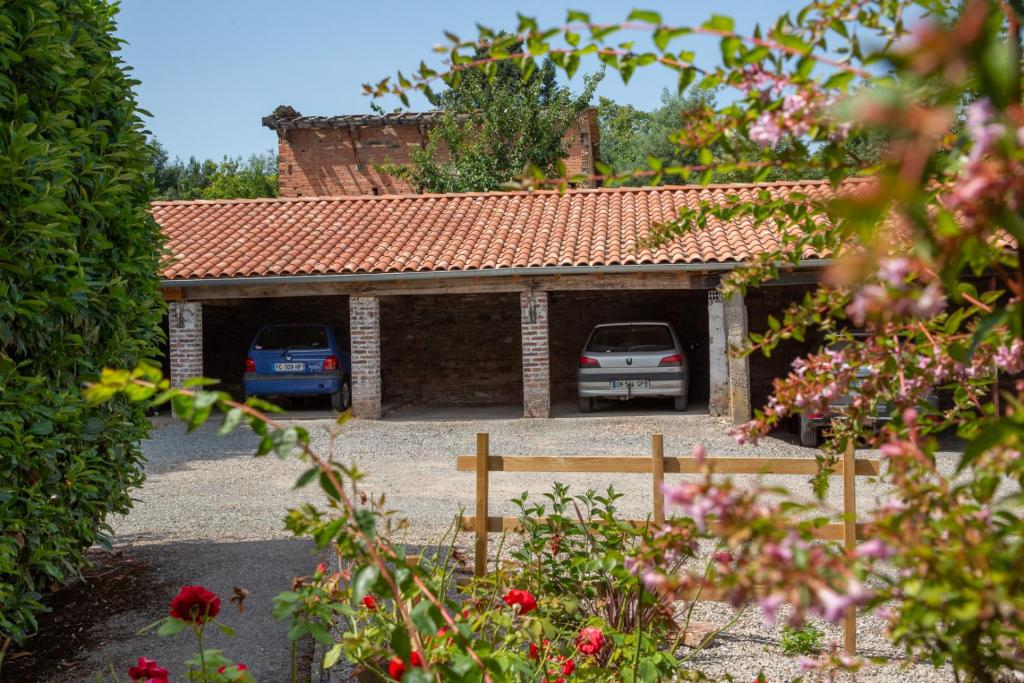 Parking et jardin — © Hôtel L'Occitan