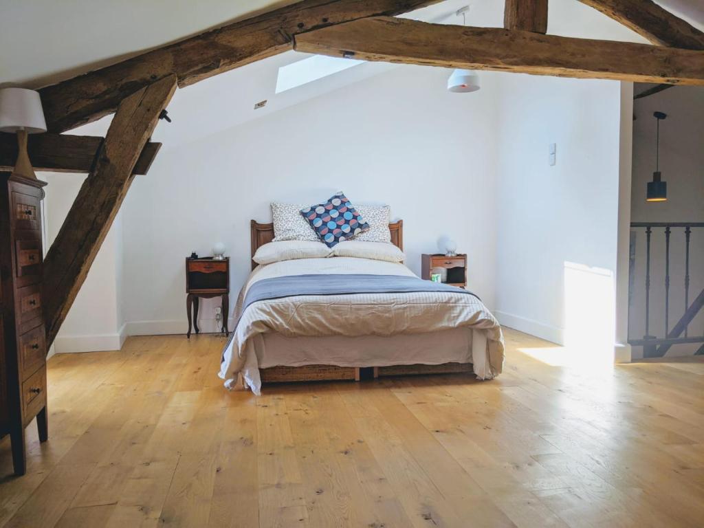 Salon, cheminée — © Gîte Rue des Fleurs
