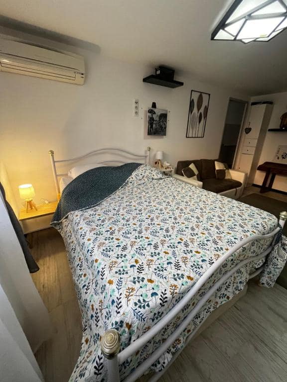 Dormitorio con aire acondicionado — © Ravissante Suite avec Jacuzzi