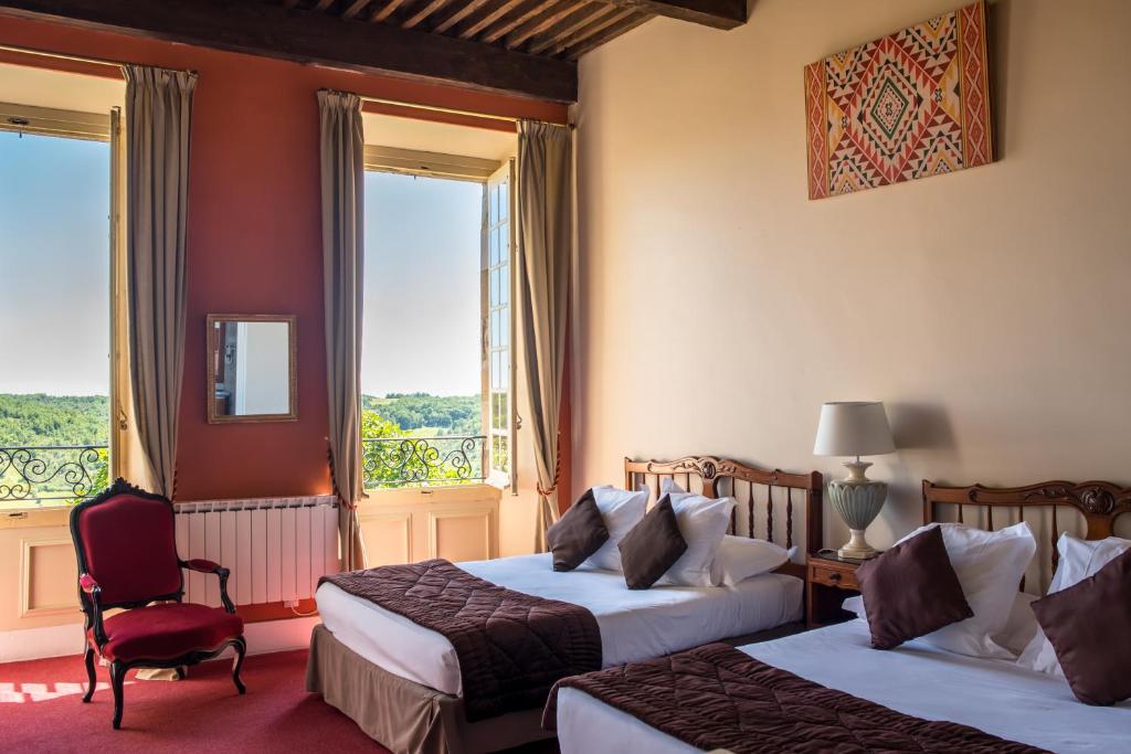 Chambre familiale, vue sur la vallée du Cérou — © Hôtel Raymond VII