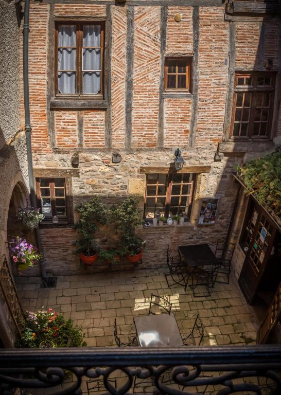 Cour intérieure, colombages et brique — © Hôtel Raymond VII
