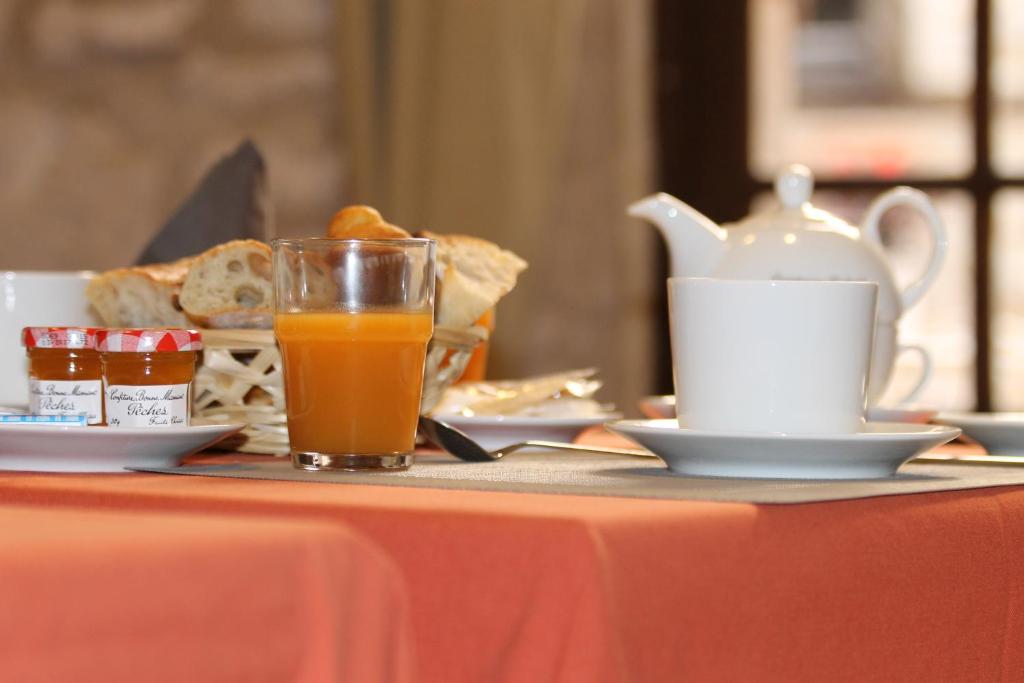Petit-déjeuner dans la cour — © Hôtel Raymond VII