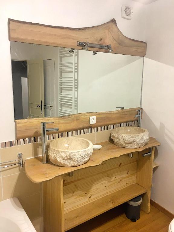 Salle de bains, vasques pierre — © Sur mon chemin