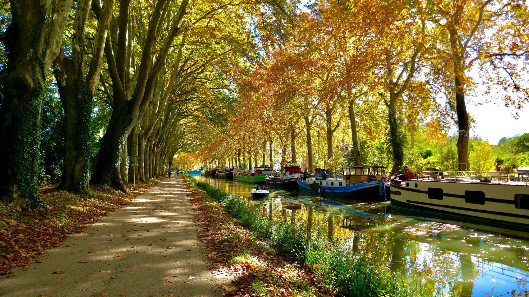 El Canal du Midi en otoño a la salida de Toulouse, barcazas amarradas